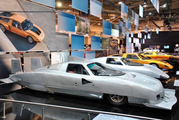 Die Version IV des C 1111 war aerodynamisch weiter optimiert. Sie trieb ein mit doppeltem Turbolader aufgeladener V8-Ottomotor (M117) an, der aus 4,8 Liter Hubraum 368 kW/500 PS und 599 Nm Drehmoment bereit stellte.  (Dominsky)