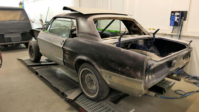 Doch sein neuestes Steckenpferd ist die eigene Karosserie- und Lackwerkstatt, die Bremm in etwa fünf Kilometern Entfernung zum Stammbetrieb eröffnete. In den ehemaligen Werkshallen eines Erzeugers für Milchprodukte entstand eine Art Gewerbepark. Hier mietete sich Bremm für die Karosserie- und Lackinstandsetzung ein. Nun erhält der Kunde tatsächlich alle Reparaturen aus einer Hand.    (Bild: Wenz - VCG)