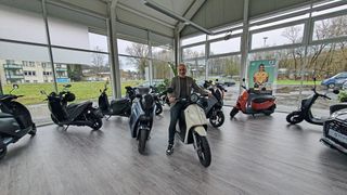 Mike Müller, Geschäftsführer des Schleusinger Fahrzeughauses Müller, sieht im E-Roller-Leasing großes Wachstumspotenzial. (Bild: Mauritz – VCG)