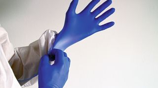 Schutzhandschuhe gehören zur Grundausstattung im Labor. Durch die gewaltige Nachfrage in der Coronakrise kam und kommt es aber immer wieder zu Lieferengpässen. (gemeinfrei, Maskmedicare Shop)