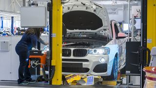 Intelligente Stromzähler sammeln kontinuierlich Messwerte bezüglich des Energieverbrauchs von Fertigungsanlagen und Robotern und vergleichen die Ergebnisse mit einem zentralen „Big Data“-Netzwerk des Unternehmens, so BMW. (Bild: Fred Rollison Photography 2014)