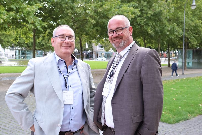 Das Wetter spielte mit, sodass Ralf Ibe (Ralf Ibe Datentechnik e.K., l.) und Klaus Albert (TIM) auch den Außenbereich nutzen konnten.  (Bild: TIM)