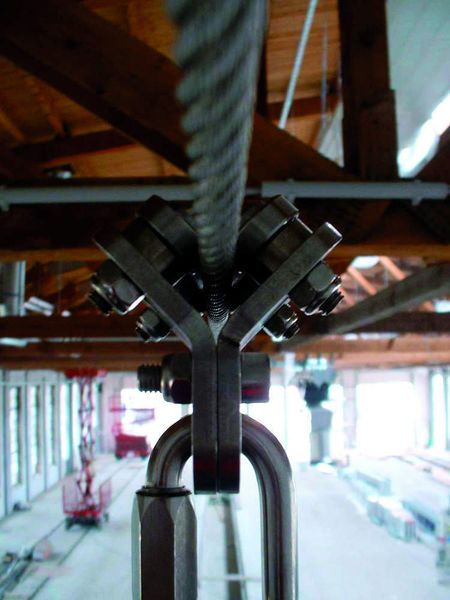 Bild 2: Systeme mit rollengeleiteten Gleitern verfügen zusätzlich über einen schwenkbaren Zwischenhalter und bieten sichere Anschlagmöglichkeit sowie Überfahrbarkeit der Zwischenstützen. Bild: ABS Safety (Archiv: Vogel Business Media)