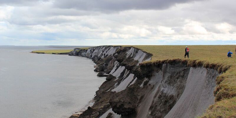 Ein Kliff in der sibirischen Arktis mit Überresten von Moorgebieten. 