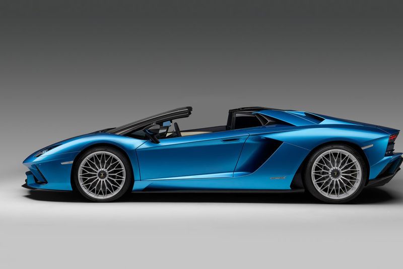 In drei Sekunden stürmt der Allradler aus dem Stand auf Tempo 100. (Lamborghini)