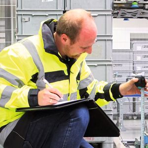 Ein Arbeitssicherheitsexperte von Phoenix Contact nimmt die Gegebenheiten der berührungslos wirkenden Schutzeinrichtung auf.(Bild:  Phoenix Contact)