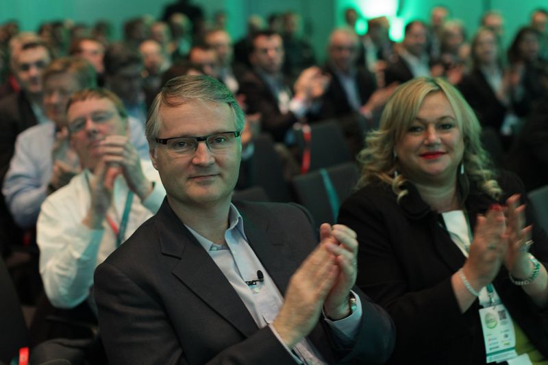 Christophe Letellier, CEO Sage ERP X3, und Jayne Archbold, Managing Director der Sage Mid-Market Europe, applaudierten nach der Rede von Guy Berruyer. (Sage)