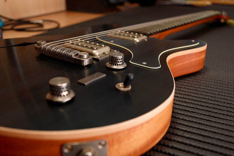 Der renommierte Gitarrenbauer Nik Huber Guitars und Heraeus Amloy haben eine Gitarre mit amorphen Metallen entwickelt. Die amorphen Metalle sind in der Brücke verbaut und bringen neben besserer Klangqualität noch weitere Vorteile. (Heraeus Amloy)