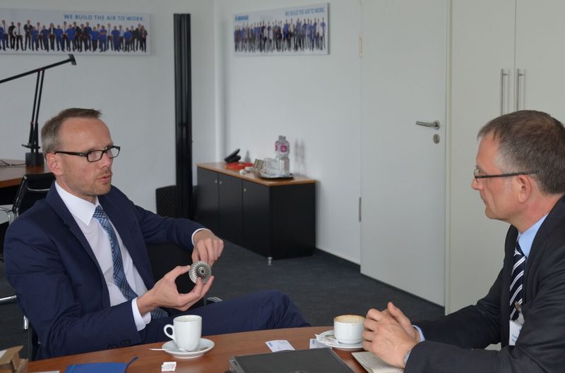 Thorsten Meier, Geschäftsführer Boge Kompressoren, im Gespräch mit MM-Chefredakteur Frank Jablonski. Der Impeller, den Meier in der Hand hält, muss etwa 120.000 Umdrehungen pro Minute aushalten können. (Jablonski)