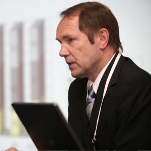 Dr. Geert Böttger, Geschäftsführer der Beratungsgesellschaft Expo + Consulting Associates Ltd., untersuchte Preisentwicklung, Branchendynamik, Nachfragemarkt und Wettbewerbsstrategien im Textil-Servicemarkt.