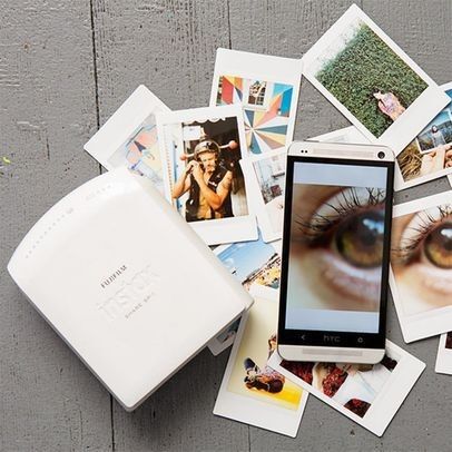 Radbag.de bietet mit dem „Fujifilm Instax Share SP-1“ einen Fotodrucker für Smartphones an. Kompatibel ist der Drucker mit  iOS 5.0 oder neuer und mit Android 2.3.3 oder neuer. Kostenpunkt: 179,95 Euro (www.radbag.de)