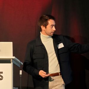 Le prix du public a été attribué à Florian Jenny pour son dispositif de dépistage de maladies neurodégénératives telles qu'Alzheimer. (Source :  Pierre-Yves Kohler)