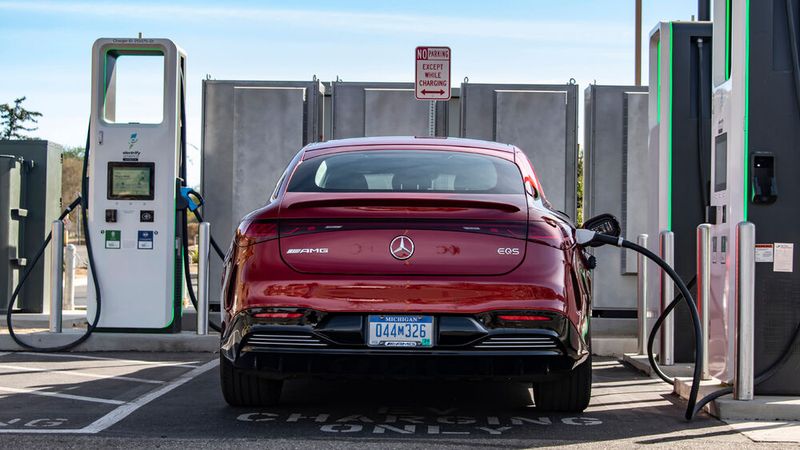 Der EQS mit AMG-Weihen kann nicht nur schnell fahren, sondern außerdem auch schnell Strom tanken. (Bild: Mercedes-Benz)
