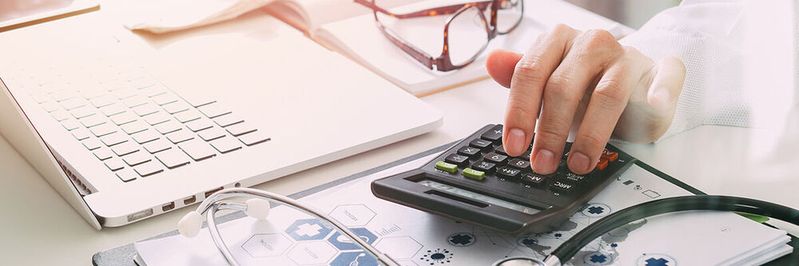 Die aktuell gültigen Gebührenordnungen im Gesundheitswesen stammen zum Teil noch aus den späten 1980er Jahren.(©  everythingpossible - stock.adobe.com)