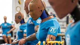 Hängende Köpfe bei den Dummys. Ähnlich gestimmt war der ZF-Vorstand, als er die Bilanz 2022 präsentierte. (Bild: ZF Friedrichshafen AG)