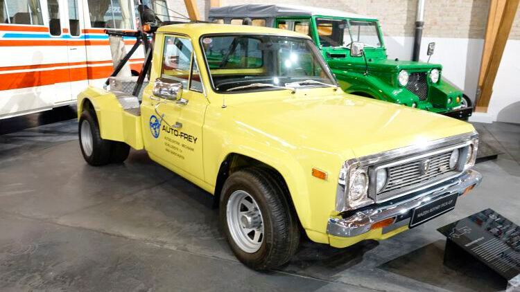 Der Rotary Pick-up war das weltweit erste Nutzfahrzeug, das von einem Wankelmotor angetrieben wurde. Er basierte auf Mazdas B-Serie, verfügte jedoch über ausgestellte Kotflügel, ein anderes Armaturenbrett, einen anderen Kühlergrill und runde Rückleuchten. Gerade einmal 600 Exemplare entstanden in Abschleppausführung. „Die mussten sich sämtliche US-amerikanischen Mazda-Händler verpflichtend auf den Hof stellen“, weiß der Mazda-Museum-Chef Walter Frey zu berichten. (Bild: Dominsky/»kfz-betrieb«)