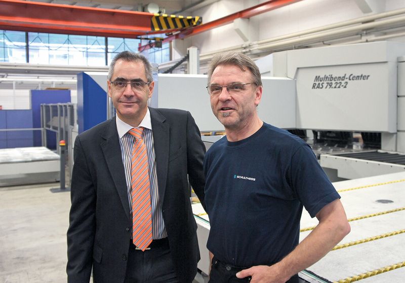 Gion A. Huonder (l.) und Martin Spahr (r.) in einer der Produktionshallen in Wolfhausen (ZH). (Bild: L. Meister)