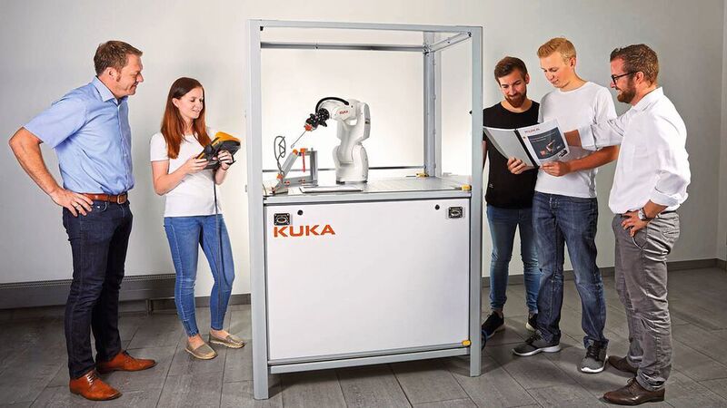 An der Hochschule Karlsruhe erlernen Studierende im Fach „Industrie-Roboter-Labor“ seit dem Wintesemester 2018 das selbständige Steuern und Programmieren von Kuka-Robotern. (Kuka)