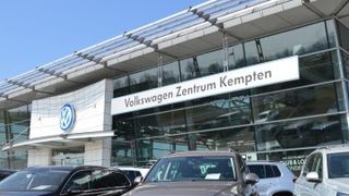 Aufgrund seiner Lage muss sich das Volkswagen-Zentrum Kempten der Seitz-Gruppe etwas einfallen lassen, um Kunden in den Showroom zu bringen. (Foto: Achter)
