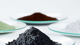 Schlüssel zu leistungsstarken Batteriematerialien: Kathodenmaterialien-Vorprodukte (grünes und braunes Pulver), Lithiumcarbonat (weißes Pulver) und Kathodenmaterialien (schwarzes Pulver). (BASF)