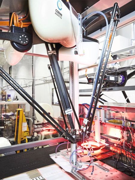 Durch den Einsatz von Pick-and-place-Robotern und u.a. von Twincat Kinematic Transformation konnte das Zusammenstellen von Probenahmesets automatisiert und insgesamt um das Sechsfache beschleunigt werden. (Bild: Beckhoff Automation)