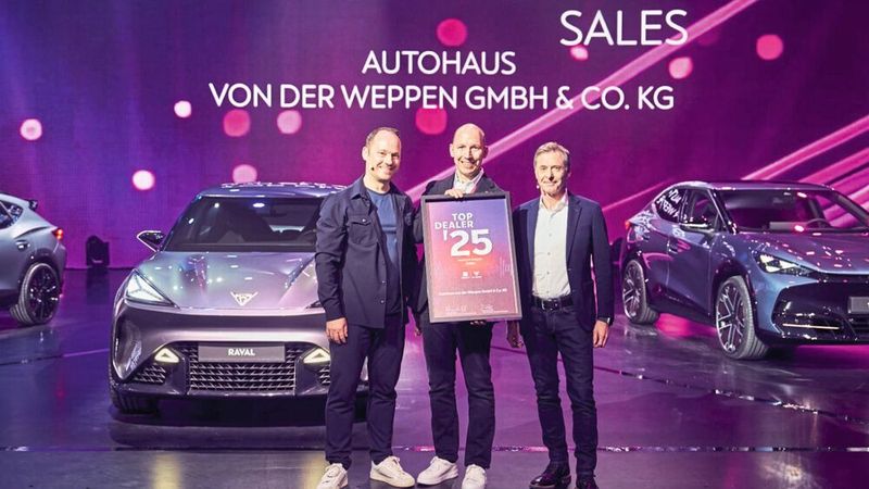 Das Autohaus von der Weppen hat im Sales sehr gut performt. Im Bild übergibt (v. l.) Wout Van Parys, Leiter Finanzen bei Seat Deutschland, die Urkunde an Carlo Hartung, Geschäftsführer Autohaus von der Weppen. Daneben Johannes Fleck, Leiter Produkt, Planung & Strategie bei Seat Deutschland. (Bild: Seat Deutschland)
