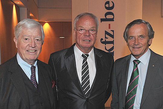 Präsidenten unter sich: ZDK-Präsident Robert Rademacher, VDIK-Präsident Volker Lange, und -Vizepräsident Jens Becker (v. li.). (Archiv: Vogel Business Media)