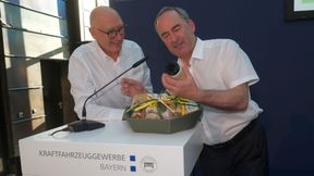 Zum Abschied nur das Beste: Bayerns Wirtschaftsminister Hubert Aiwanger (r.) freut sich über den kleinen Präsentkorb von Präsident Günter Friedl. (Bild: Holger Zietz - VCG)