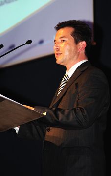 Carsten Saile (Leiter Verkauf Skoda Deutschland) gratuliert Gewinner Schandert von Seiten des Herstellers. (Archiv: Vogel Business Media)