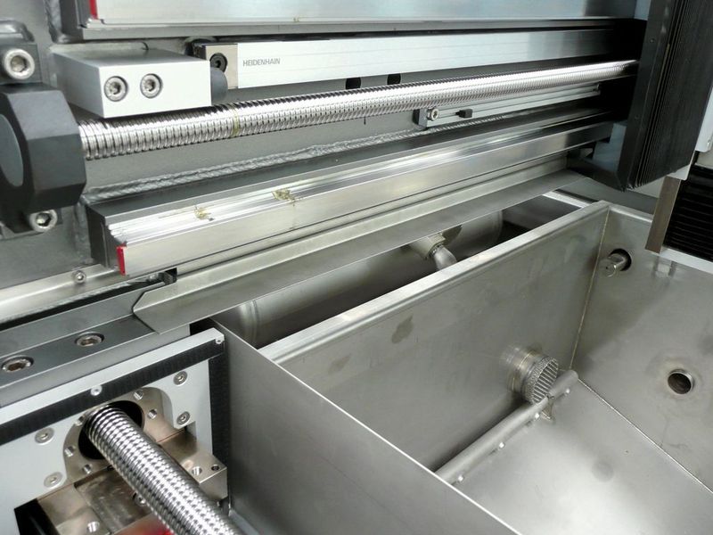 Maschinenbau vom Feinsten: Die Microwaterjet-Maschinen verfügen über ein beidseitig gelagertes Portal, das über zwei Kugelrollspindeln angetrieben wird. Für die Positioniergenauigkeit unter 1 µm sorgen unter anderem Glasmassstäbe über die volle Länge.  (Bild: Daetwyler/Microwaterjet)