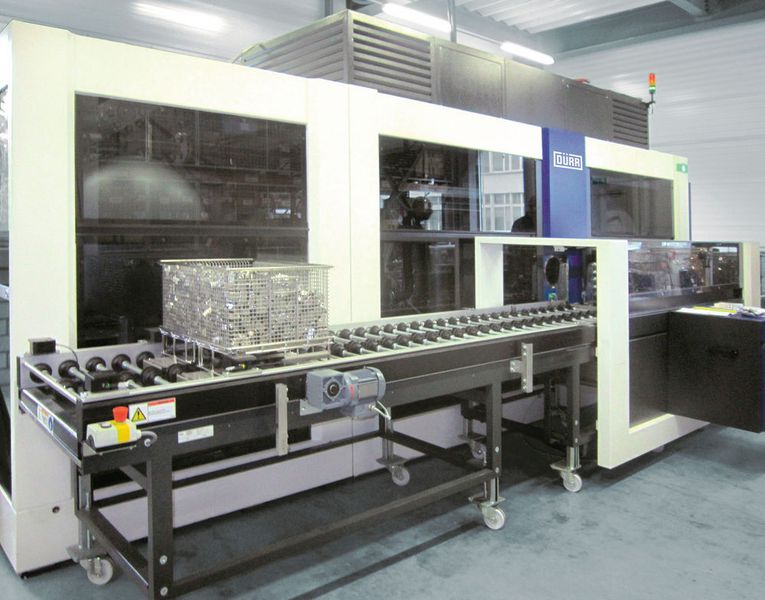 Die Ecoccore wird bei SFS Intec mit modifiziertem Alkohol betrieben. Das für die Anforderungen massgeschneiderte Anlagenkonzept ist mit einem dritten Flutbehälter ausgestattet. Dieses Anbaumodul fügt sich nahtlos in das transparente Design ein. (Bild: Dürr Ecoclean)