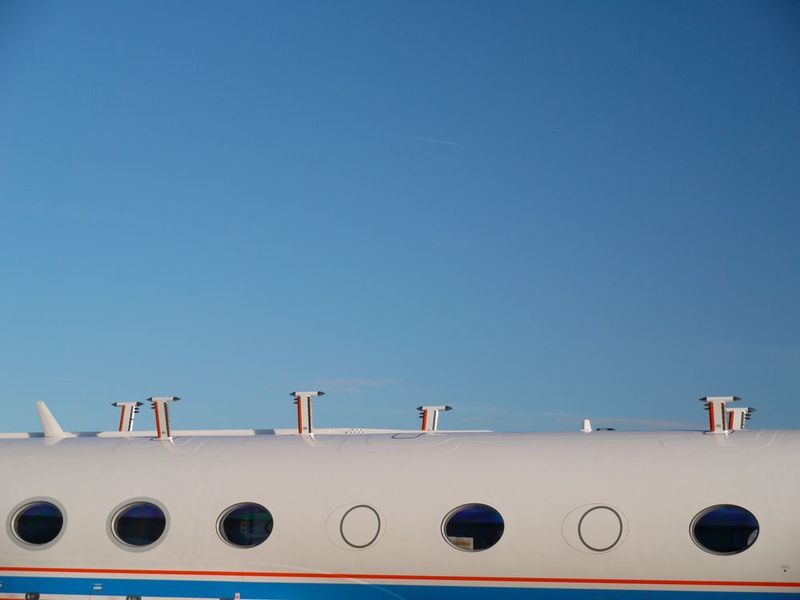 Über sieben Einlässe, die wie Igelstacheln aus dem Flugzeugrumpf herausragen, wird Atmosphärenluft angesaugt und zur chemischen Analyse in die in-situ Geräte an Bord geleitet. (Foto: Hermann Oelhaf, KIT)