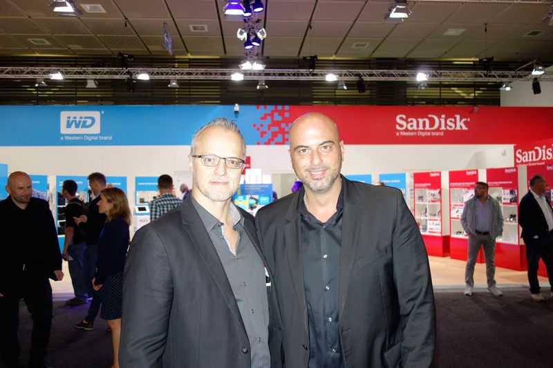 (l.) Patrick Matzinger und Gian-Piero Furioso, Littlebit, schauen, was WD und SanDisk für neue Produkte vorstellen. (Bild: IT-BUSINESS)