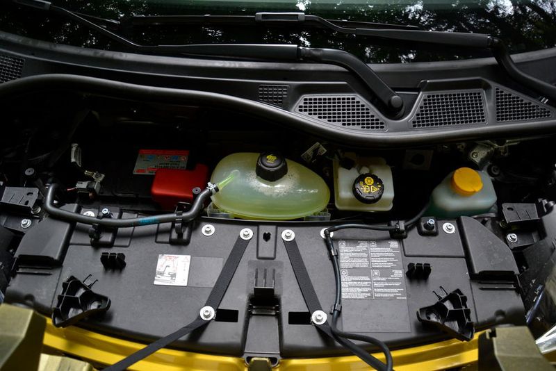… sind die Fahrzeugbatterie sowie die Behälter für Kühlwasser, Bremsflüssigkeit und Scheibenwischwasser sinnvoll platziert. (Michel / »kfz-betrieb«)