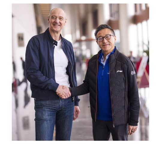 Joe Tsai (rechts), Vorsitzender der Alibaba Group, und Roland Busch (links), Vorstandsvorsitzender der Siemens AG, verkündeten die Erweiterung der Partnerschaft zwischen den beiden Unternehmen.(Bild:   Siemens)