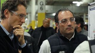 Tavares-Nachfolger Antonio Filosa (rechts) neben dem Aufsichtsratschef des Herstellers, John Elkann. (Bild: Stellantis)