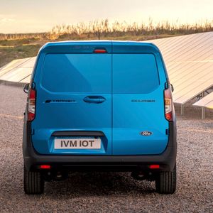 Hinter die Flügeltüren passen zwei Europaletten.(Bild:  Ford)