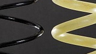 GFK (rechts) statt Stahl macht Federn zwar dicker, aber auch leichter. (Sogefi) (Archiv: Vogel Business Media)