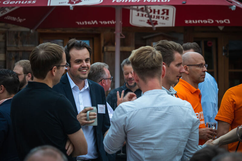 Marcel Sternkopf (SecureHead) im angeregten Gespräch (acmeo)