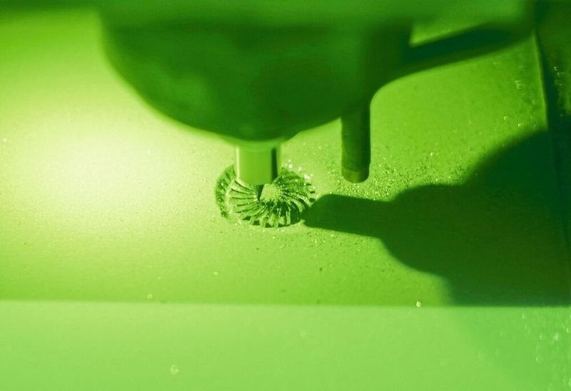 Bei der hybriden additiven Fertigung vereinen sich Selektives Lasersintern und High Speed Milling: Im Bild ist der Fräsprozess auf der Lumex Avance-25 bei Pi2 Process zu sehen.  (Anne Richter, SMM)