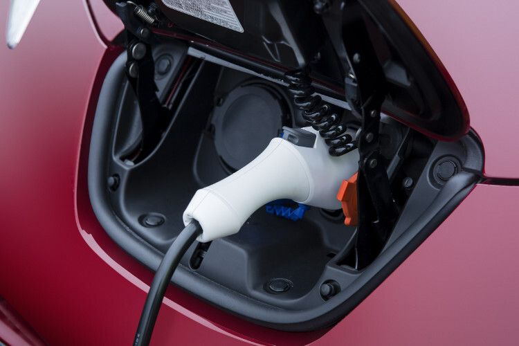 Die Steckdose im Auto ist in der Fahrzeugfront untergebracht. (Foto: Nissan)