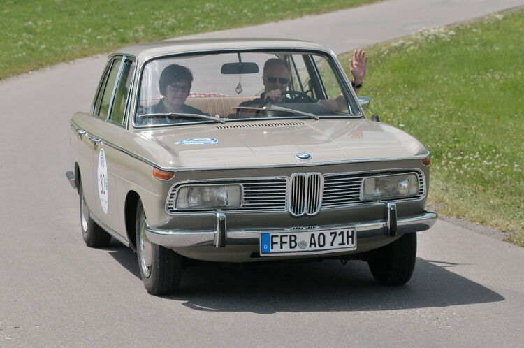 Freude am Fahren: Dagmar und Andreas Otti im BMW 2000 A (Baujahr 1971). (Zietz)