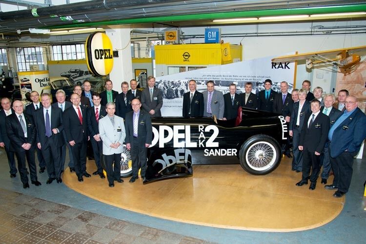 Im April haben 28 Partner den goldenen Opel-Service-Pokal bekommen. Bereits zum 14. Mal ist der prestigeträchtige Preis an die besten Opel-Servicebetriebe verliehen worden. (Foto: Opel)