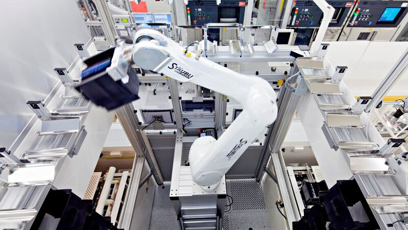 Die durch den Zukauf von Industrial Analytics gewonnnen Kenntnisse für „ prescriptive maintenance" sind durchaus auch für die Maschinen in Infineons eigenen Fabriken interessant – etwa für diesen Loading-Roboter in der Dresdner Fab.