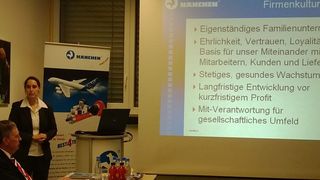 Hydraulikzylinder-Hersteller Haenchen hat Geschäftsführung an 3. Generation übergeben. Tanja Hänchen erläutert die künftige Firmenstrategie. (Bild: konstruktionspraxis, D. Quitter)