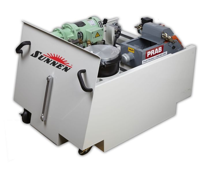 Der in der Maschine verbaute Kühlmitteltank mit einem Fassungsvermögen von 208 l und optionalem Magnetabscheider ist vor Ölverlust geschützt und an der Frontseite der Maschine herausziehbar. (Bild: Hommel)
