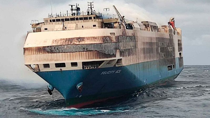Der Frachter „Felicity Ace“ konnte mittlerweile vor den Azoren stabilisiert werden (Aufnahme vom vergangenen Wochenende).(Bild:  picture alliance / Reuters | Handout)