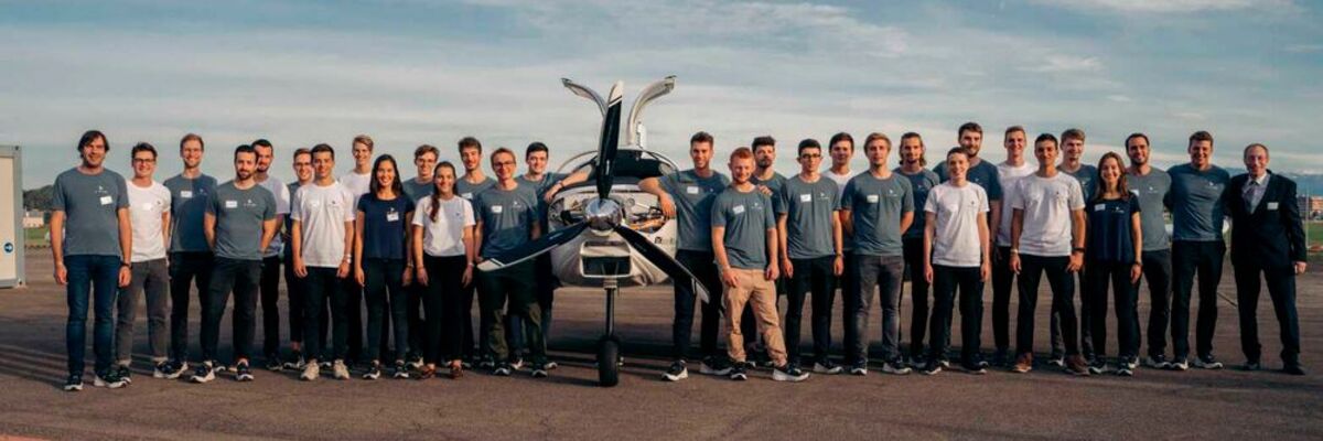 Das 20-köpfige Team von ETH-Studierende, die an der Entwicklung des vierplätzigen Elektroflugzeug e-Sling mitgewirkt haben.