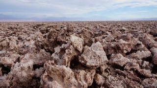 Lithium-Vorkommen gibt es in der ganzen Welt. Aktuell wird vor allem in Chile abgebaut; im Bild die Atacama-Wüste. (Bild: Volkswagen AG)