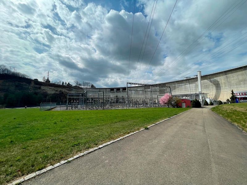 An der Schiffenen Staumauer in Fribourg werden zwei PEM-Elektrolyseure der Firma H-Tec Systems zur Herstellung von grünem Wasserstoff platziert.   (H-Tec Systems)